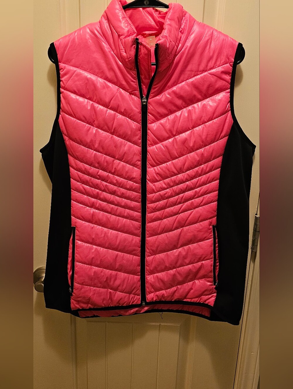 Xersion Quilted Puffer Vest in Hot Pink with Black Panels. XL